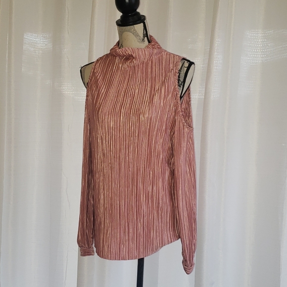 ⭐Cold Shoulder Blouse⭐ - Picture 2 of 5